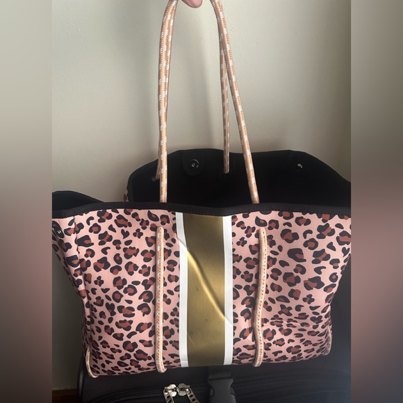 Brand New Neoprene Large Tote- Pink Leopard - Picture 1 of 4